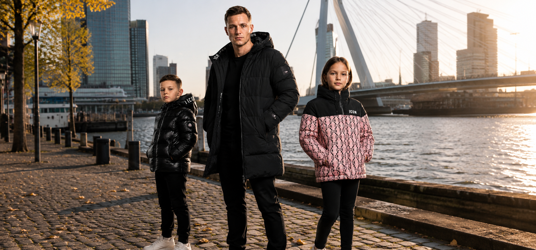 ICON Original kleding voor een man, jongen en meisje bij de Erasmusbrug in Rotterdam